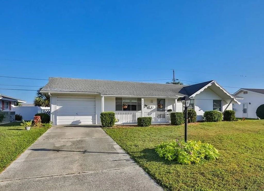 Photo of 711 Indian Wells Avenue, Other Florida, FL 33573 (MLS # 392179)