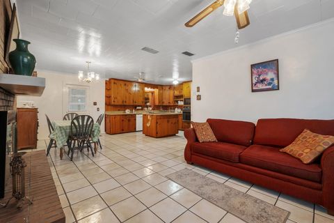 Tiny photo for 50 N Shelfer Street, Quincy, FL 32351 (MLS # 396789)