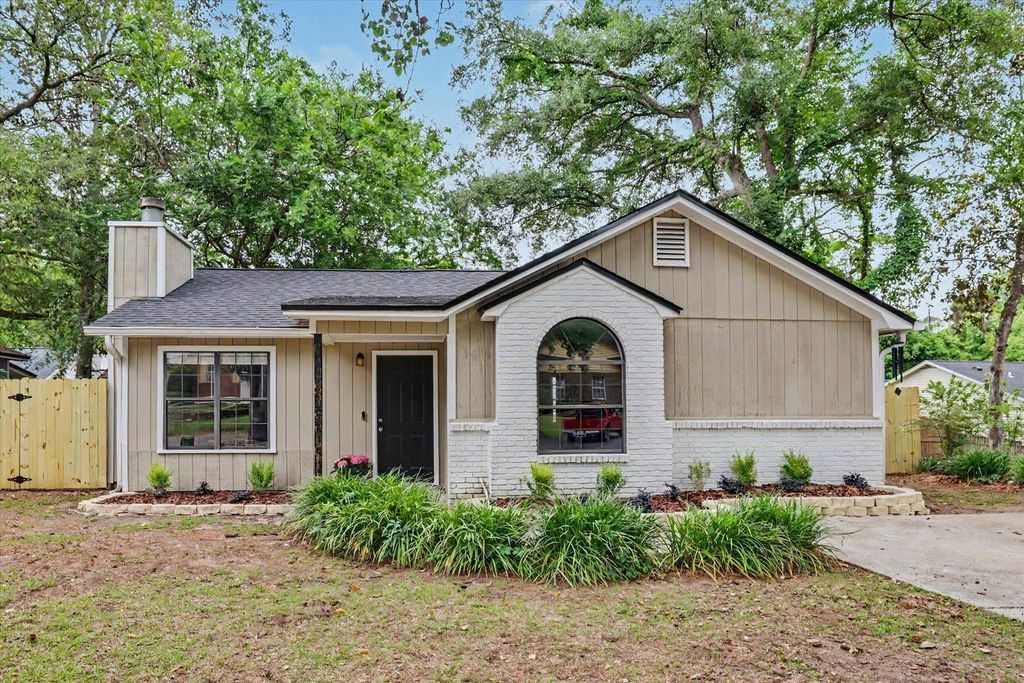 Photo of 1562 SPRUCEWOOD Trail, Tallahassee, FL 32311 (MLS # 399305)