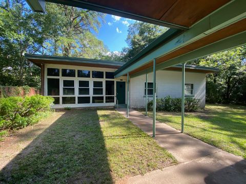 Photo of 2002 Chowkeebin Nene, Tallahassee, FL 32301 (MLS # 394542)