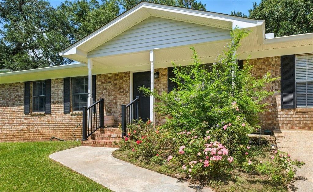 Photo of 2752 Raintree Circle, Tallahassee, FL 32308 (MLS # 390705)