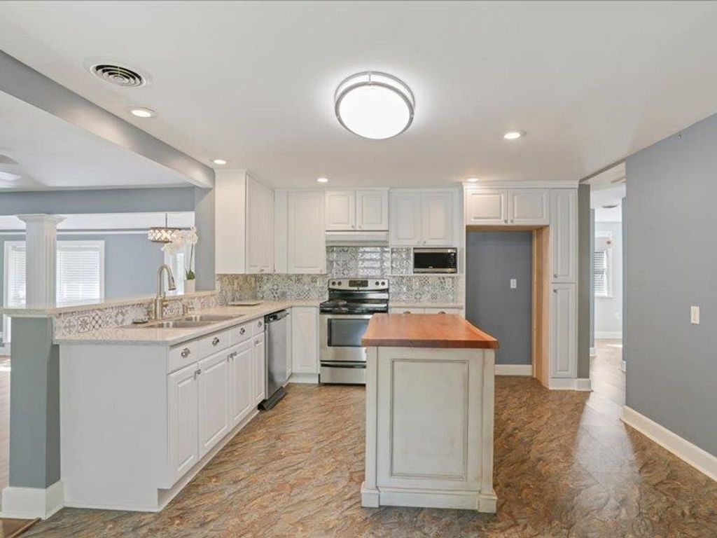 Photo of 2023 TAYLOR Road, Tallahassee, FL 32308 (MLS # 398187)