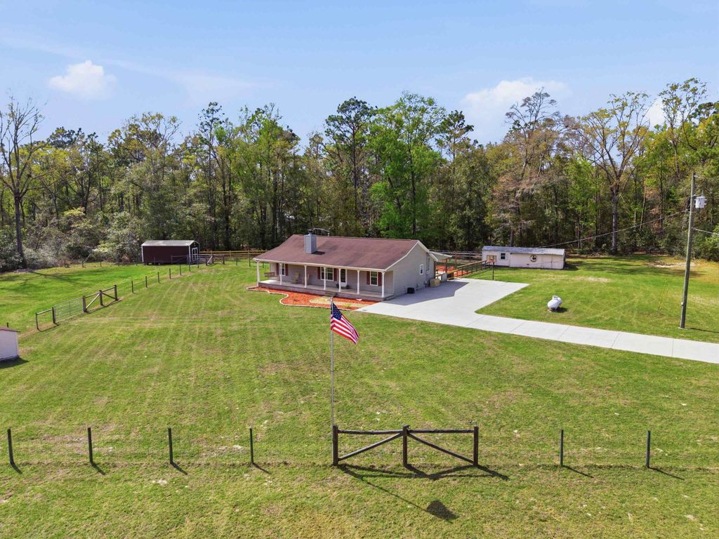 Photo of 108 E Summerwind Circle, Crawfordville, FL 32327 (MLS # 397402)