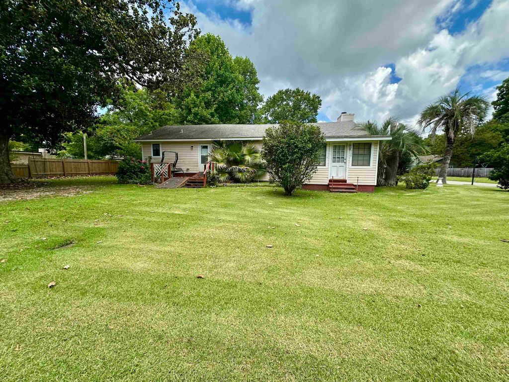 Photo of 508 NE 3rd Street, Havana, FL 32333 (MLS # 393248)