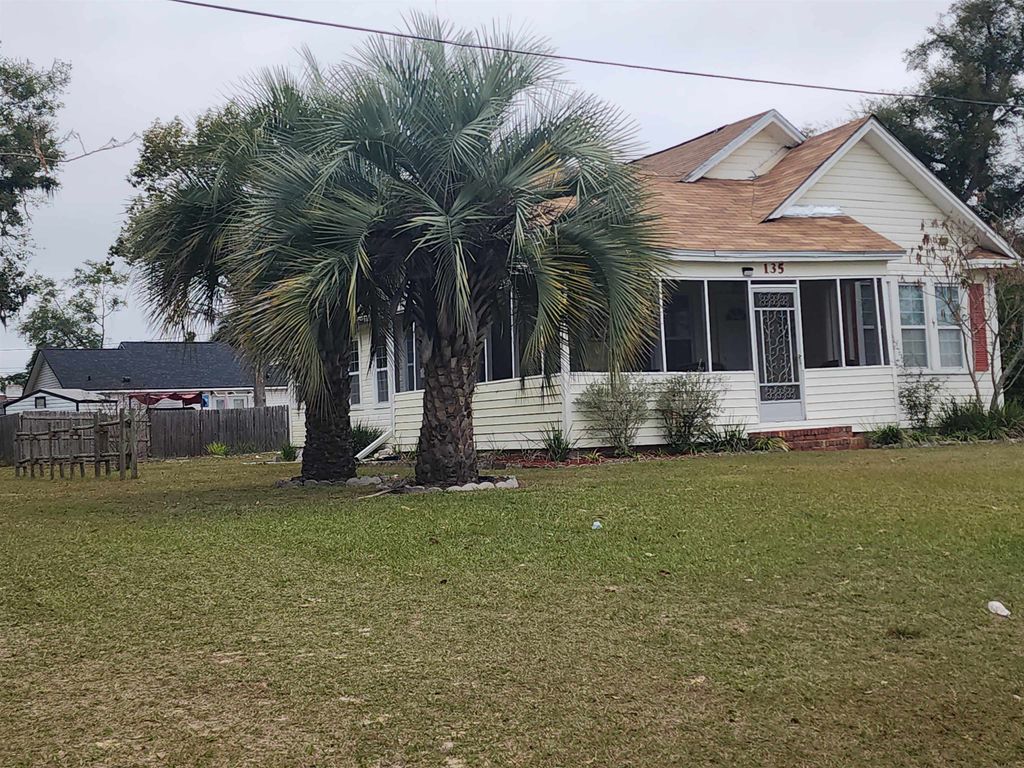 Photo of 135 SE Oak Street, Madison, FL 32340 (MLS # 394481)