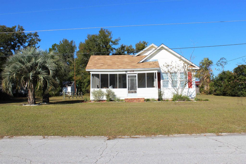 Photo of 135 SE Oak Street, Madison, FL 32340 (MLS # 394481)