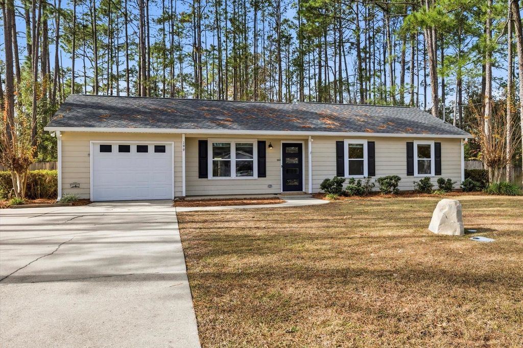 Photo of 199 Fox Run Circle, Crawfordville, FL 32327 (MLS # 394234)