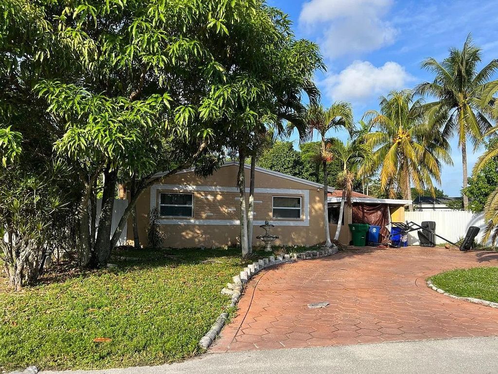 Photo of 2902 SW 67th Terrace, Other Florida, FL 33023 (MLS # 393479)