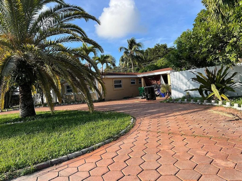 Photo of 2902 SW 67th Terrace, Other Florida, FL 33023 (MLS # 393479)
