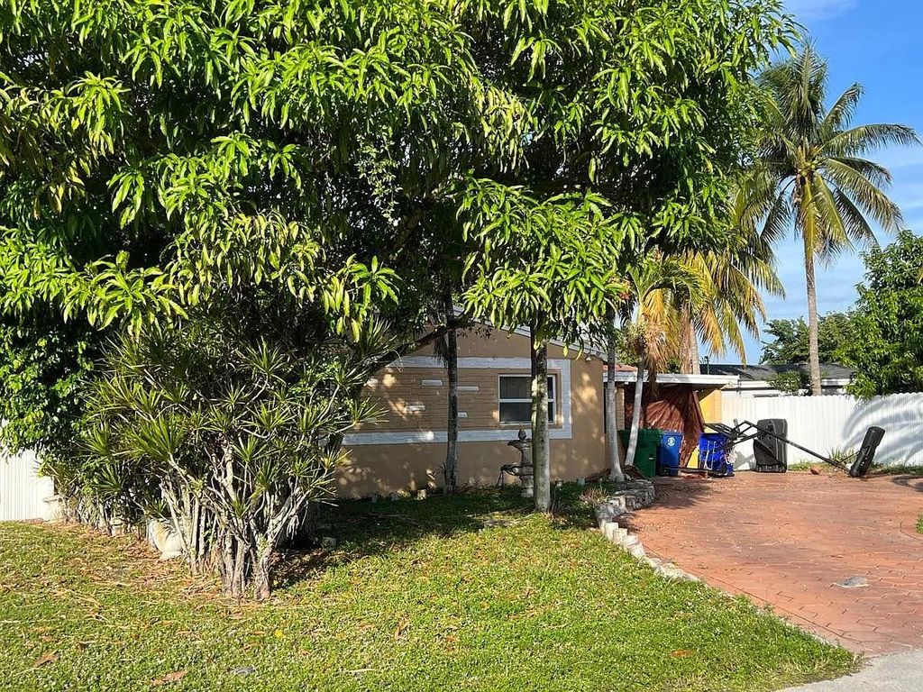 Photo of 2902 SW 67th Terrace, Other Florida, FL 33023 (MLS # 393479)