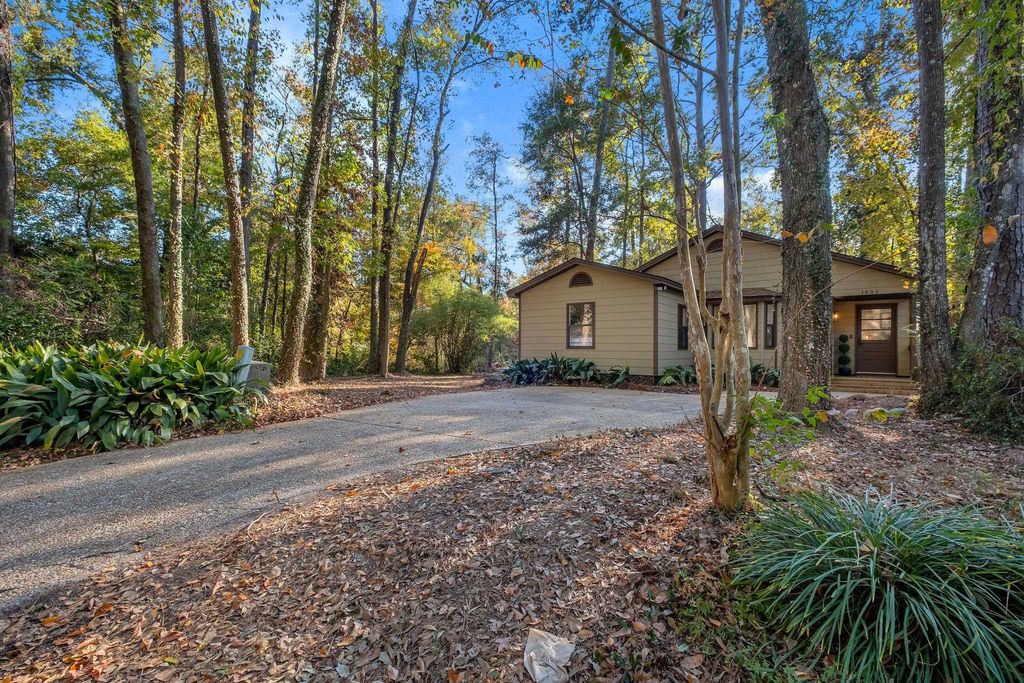 Photo of 1693 Silverwood Drive, Tallahassee, FL 32301 (MLS # 393496)