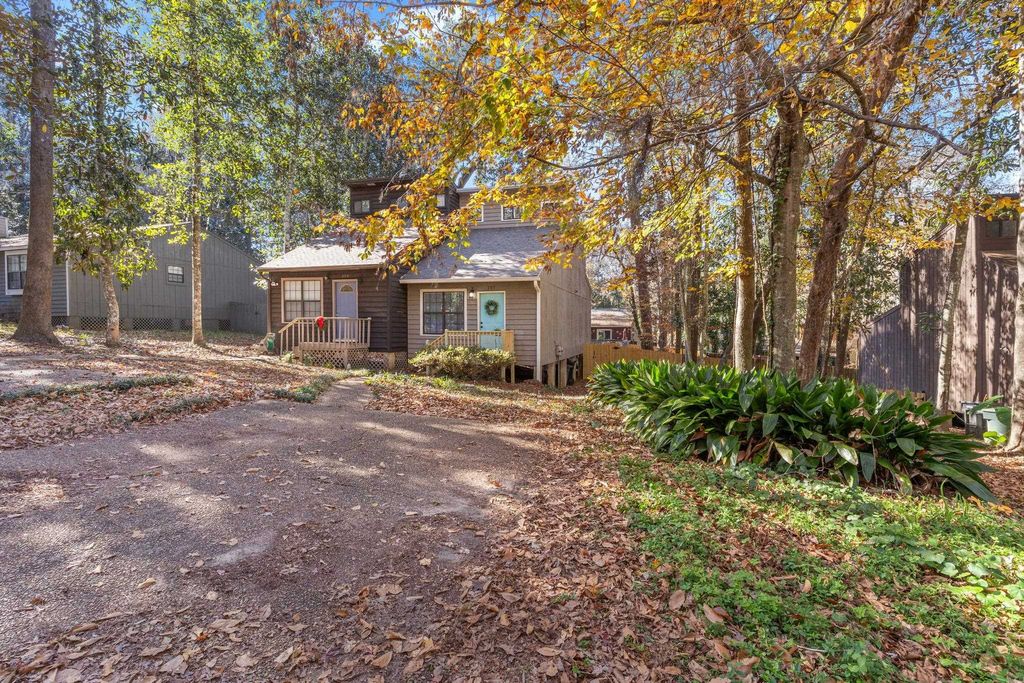 Photo of 207 PARKBROOK Circle, Tallahassee, FL 32301 (MLS # 394285)