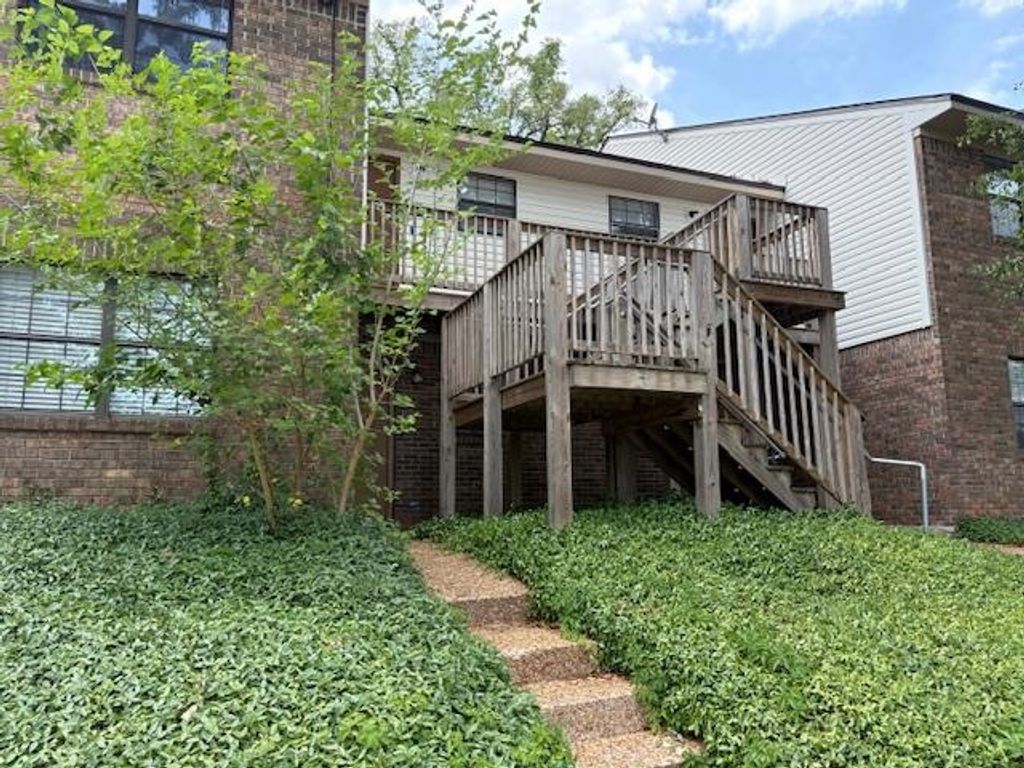 Photo of 1104 GREENTREE Court, Tallahassee, FL 32304 (MLS # 399267)