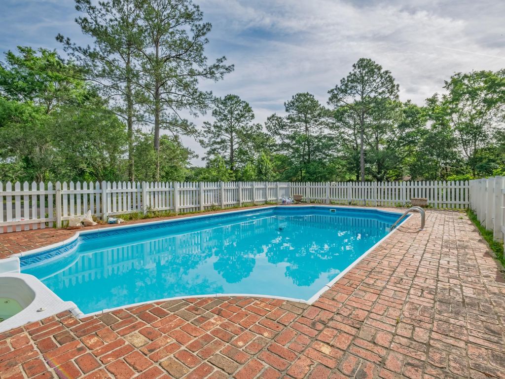 Photo of 54 Planters Circle, Quincy, FL 32351 (MLS # 398592)