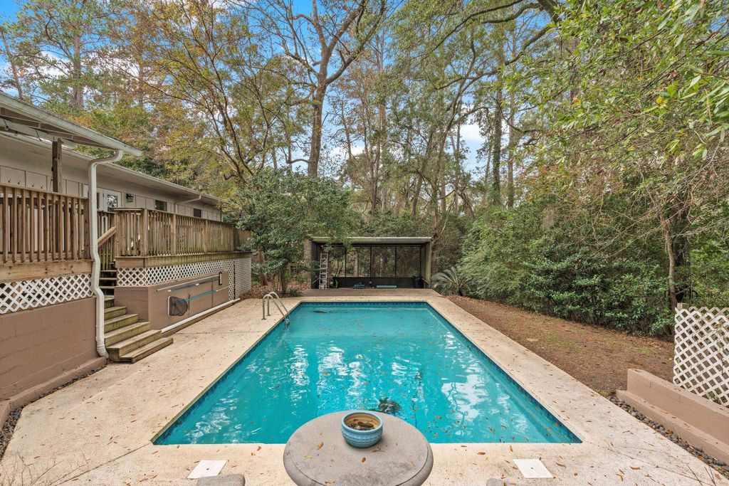 Photo of 1912 W NELSON Circle, Tallahassee, FL 32303 (MLS # 394733)