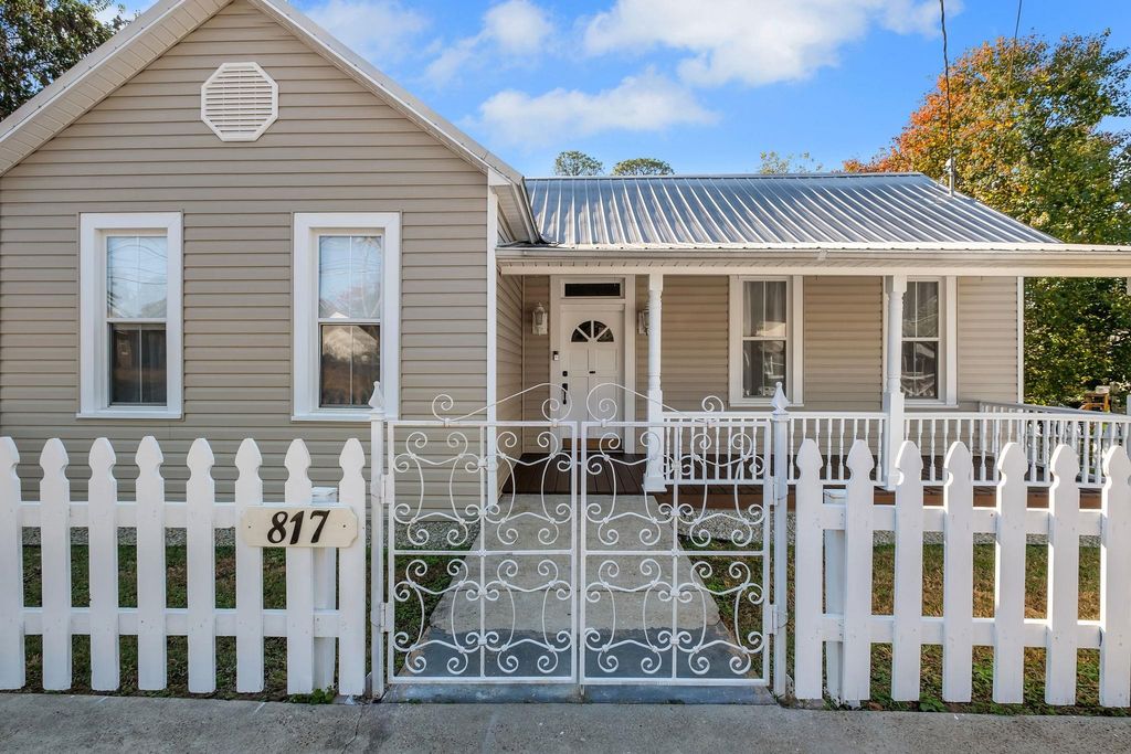 Photo of 817 W King Street, Quincy, FL 32351 (MLS # 393362)