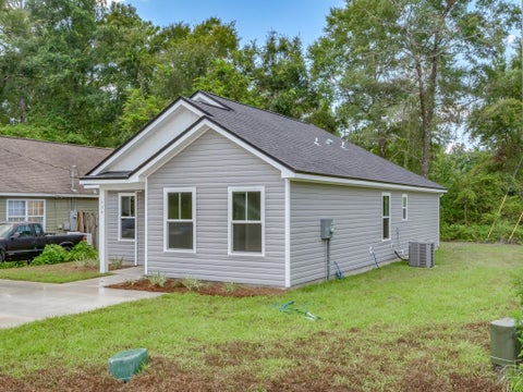 Tiny photo for 1 Menomini Street, Crawfordville, FL 32327 (MLS # 401493)