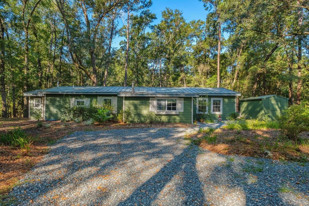 Photo of 2376 Lakeview Point Road, Quincy, FL 32351 (MLS # 395110)