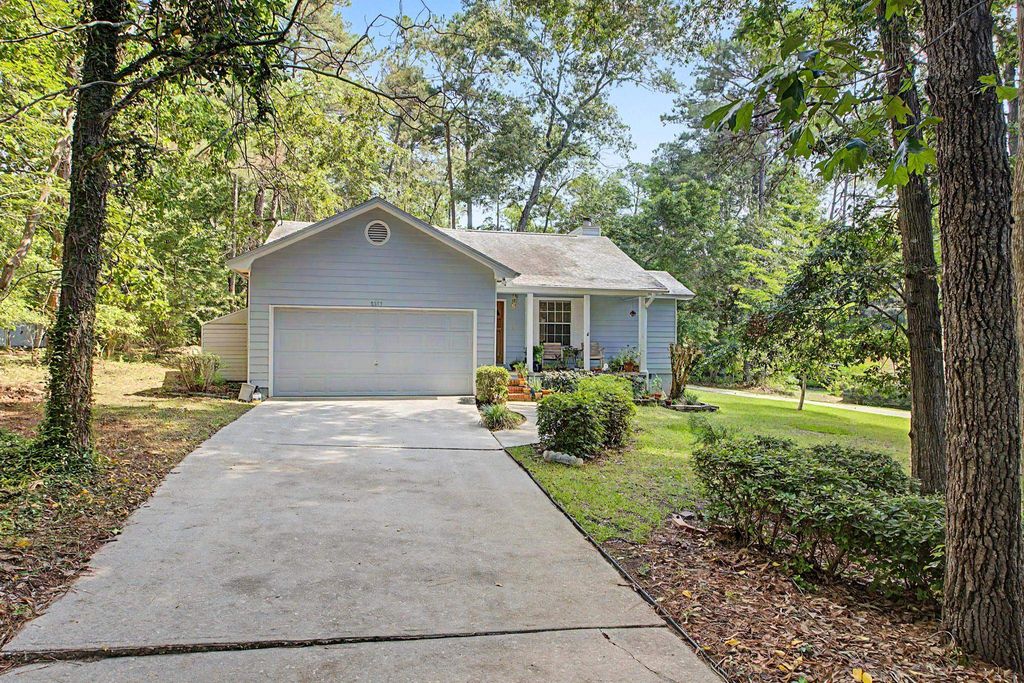 Photo of 8253 Hunters Ridge Trail, Tallahassee, FL 32312 (MLS # 400551)