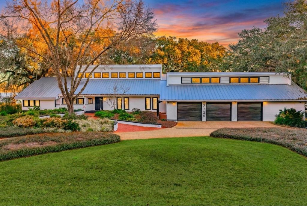 Photo of 3726 Lakeview Drive, Tallahassee, FL 32310 (MLS # 395970)