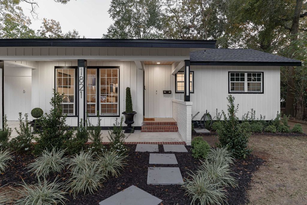 Photo of 1821 Jackson Bluff Rd Rd, Tallahassee, FL 32304 (MLS # 393358)