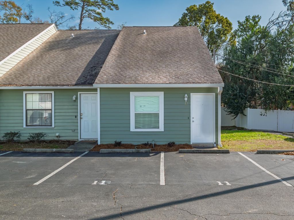 Photo of 301 S LIPONA Road #12 AKA 10-E, Tallahassee, FL 32304 (MLS # 395895)