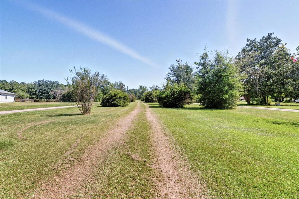 Photo of 10571 N Valentine Rd, Tallahassee, FL 32317 (MLS # 390933)