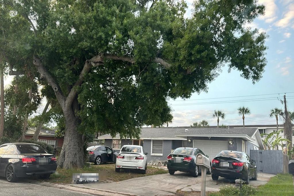 Photo of 2412 58th Avenue Dr W Dr, Other Florida, FL 34207 (MLS # 398926)