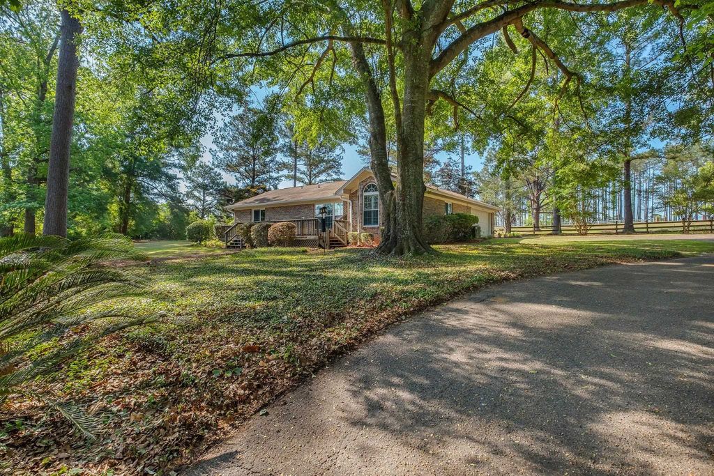 Photo of 142 Lake Laurie Circle, Quincy, FL 32352 (MLS # 399351)