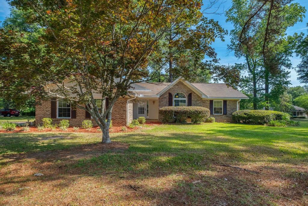 Photo of 142 Lake Laurie Circle, Quincy, FL 32352 (MLS # 399351)