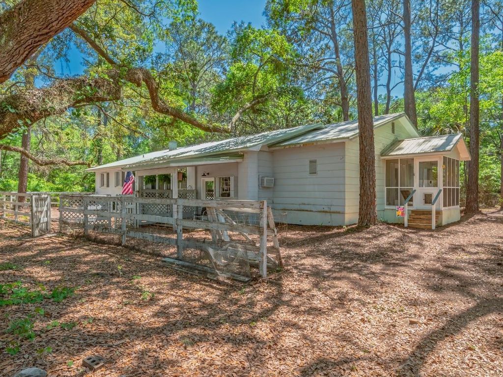 Photo of 123 Carter Road, Crawfordville, FL 32327 (MLS # 398773)
