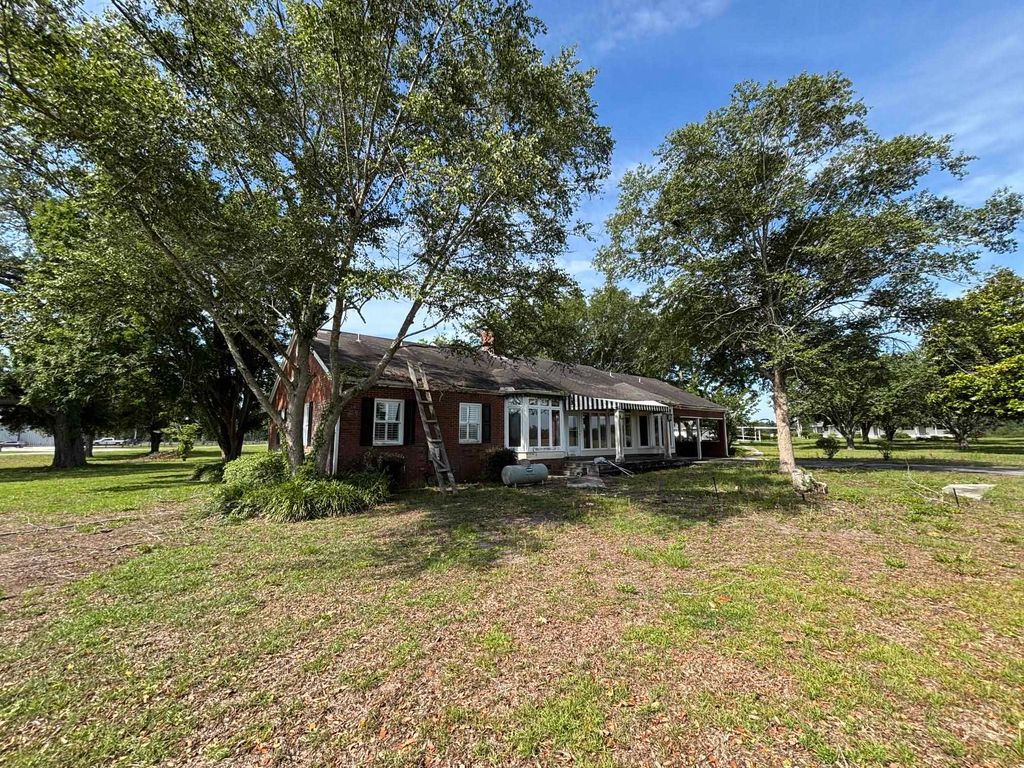 Photo of 855 NE Delphinium Drive, Lee, FL 32340 (MLS # 400265)