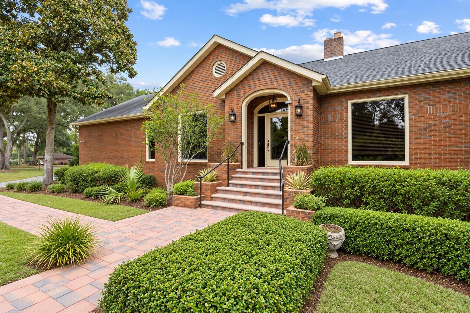 433 N MAGNOLIA Drive