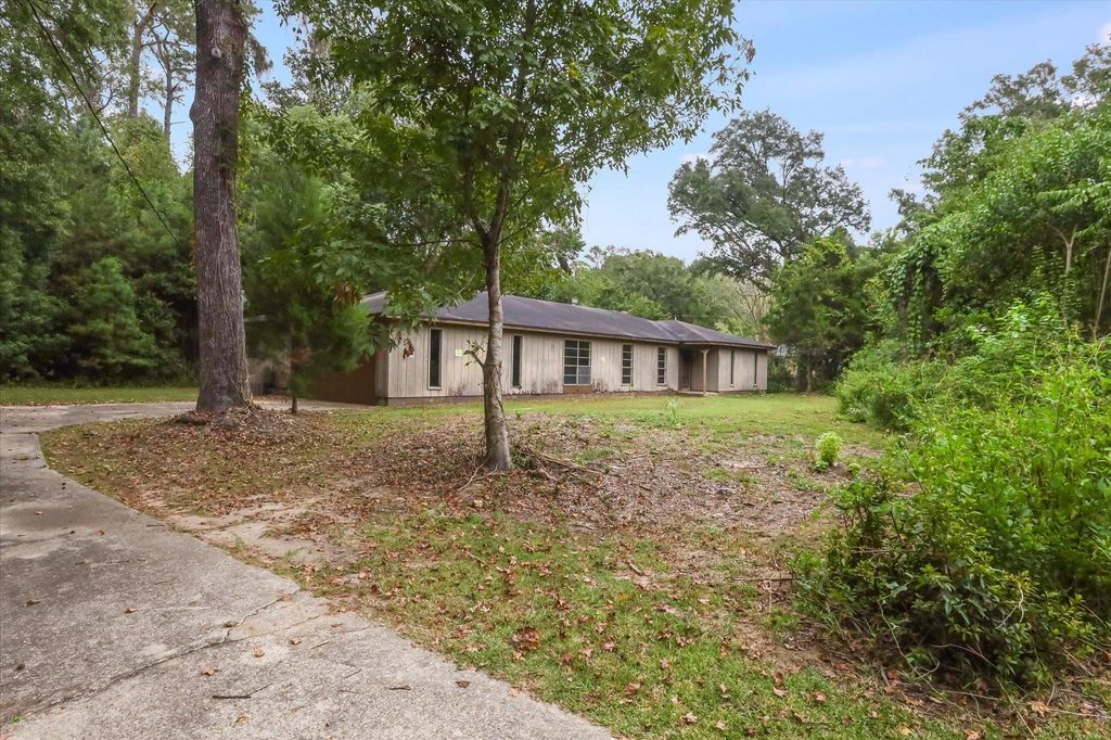Photo of 422 Waverly Road, Tallahassee, FL 32312 (MLS # 391933)