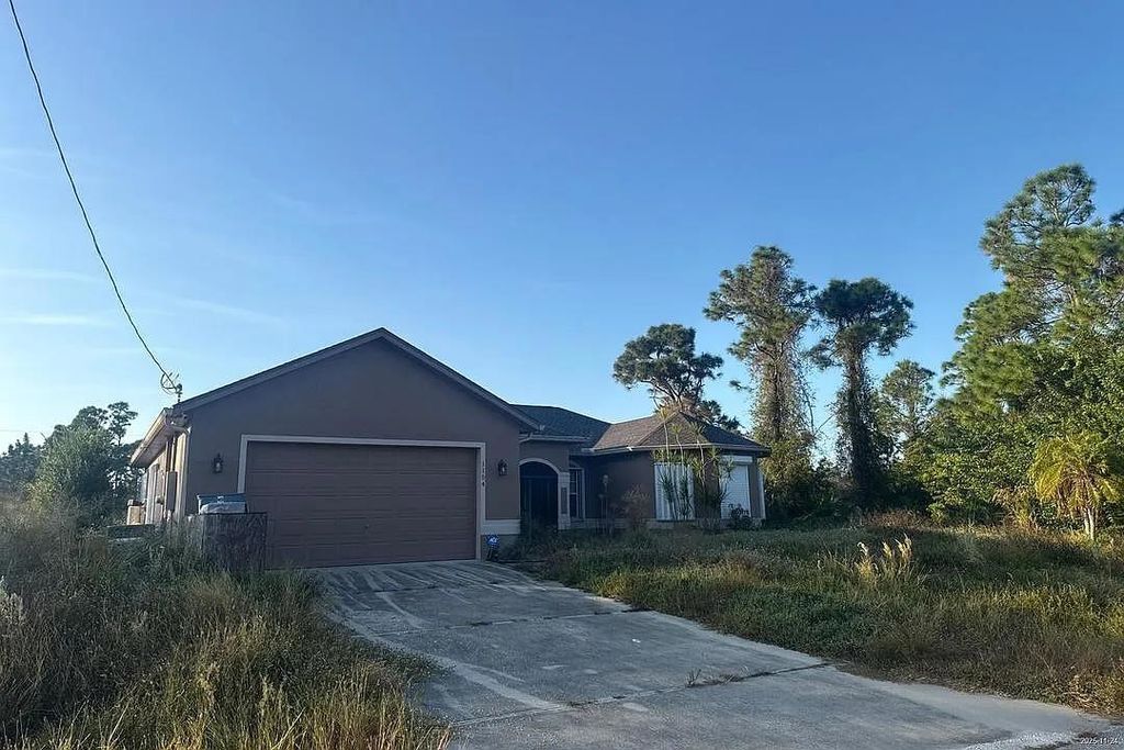 Photo of 1154 Damen St E St, Other Florida, FL 33974 (MLS # 394020)