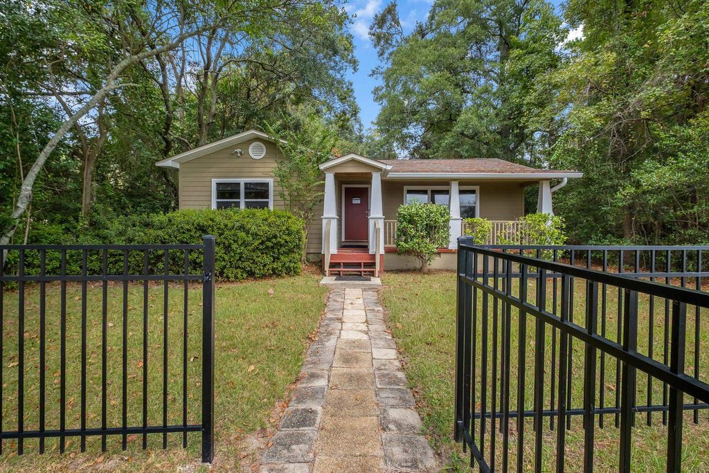 Photo of 1320 Cherry Laurel Street, Tallahassee, FL 32308 (MLS # 391666)