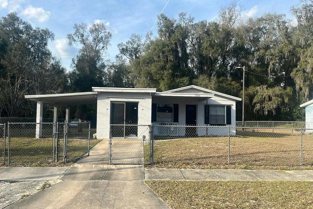 Photo of 709 W Mansfield Street, Other Florida, FL 32720 (MLS # 397630)