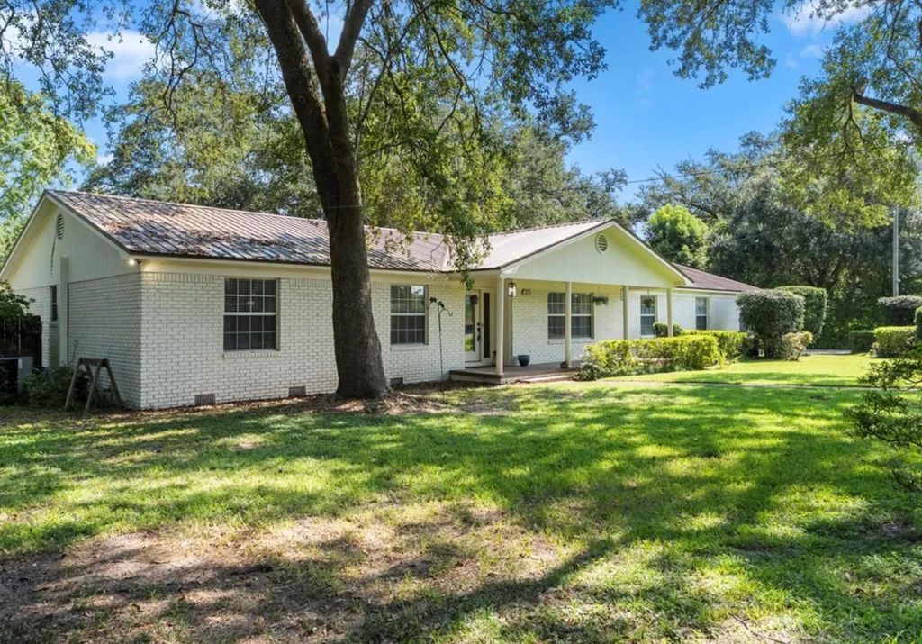 Photo of 480 W Lakeview Drive, Wewahitchka, FL 32465 (MLS # 399692)