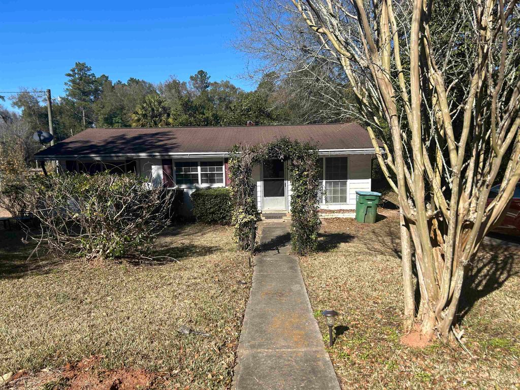 Photo of 208 Wallace Dr Dr, Quincy, FL 32351 (MLS # 396619)