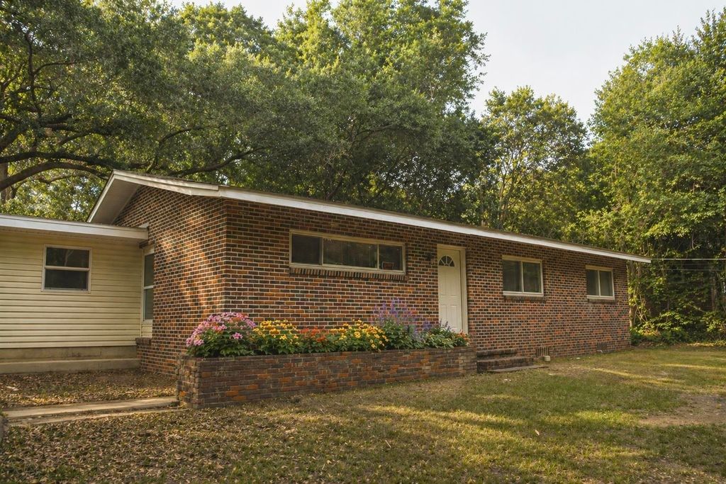 Photo of 2202 Mission Road, Tallahassee, FL 32304 (MLS # 399649)