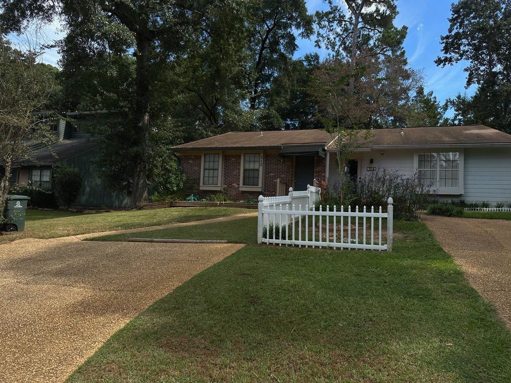 Photo of 312 Whetherbine Way East Way, Tallahassee, FL 32301 (MLS # 391691)