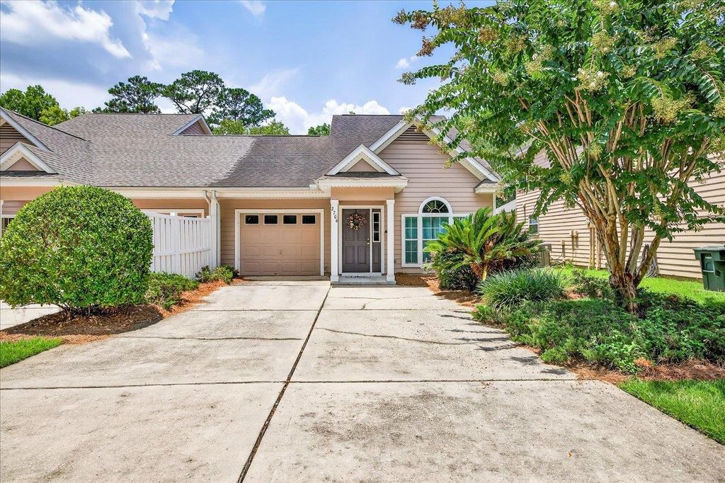 Photo of 2704 Laurelwood Lane, Tallahassee, FL 32308 (MLS # 394150)
