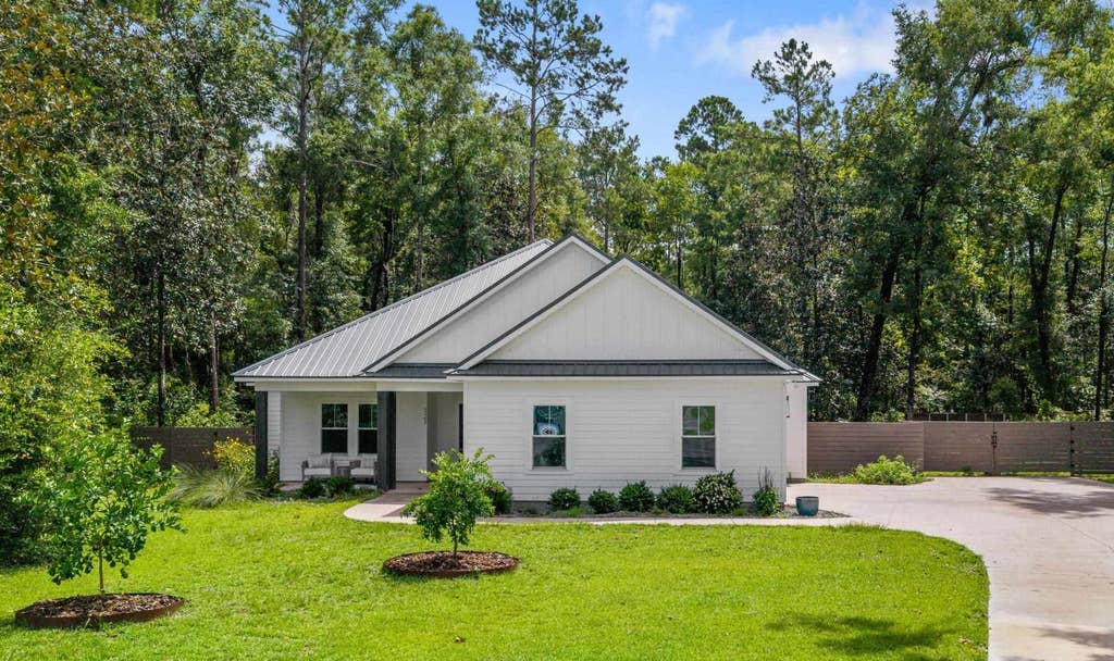 Photo of 121 Getaway Lane, Crawfordville, FL 32327 (MLS # 402841)