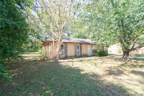 Tiny photo for 4504 Autumn Woods Way, Tallahassee, FL 32303 (MLS # 392341)