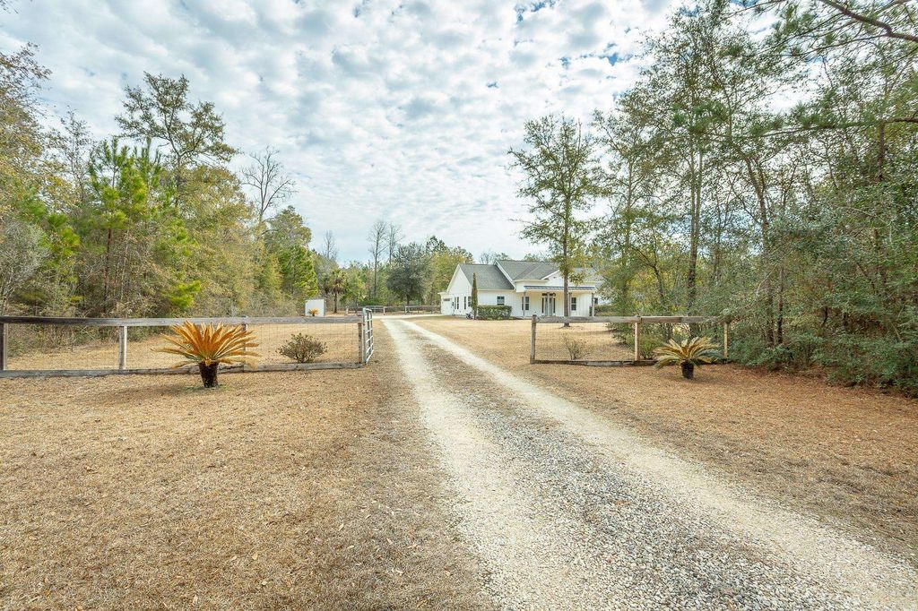 Photo of 230 Martin Farms Road, Crawfordville, FL 32327 (MLS # 396120)