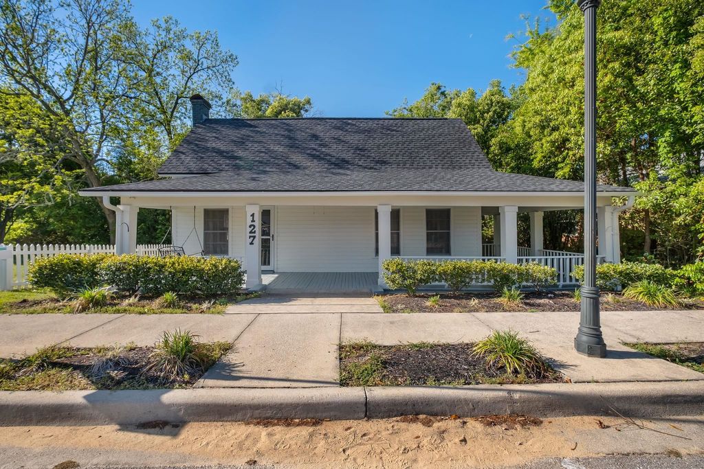 Photo of 127 E 7th Avenue, Havana, FL 32333 (MLS # 398532)