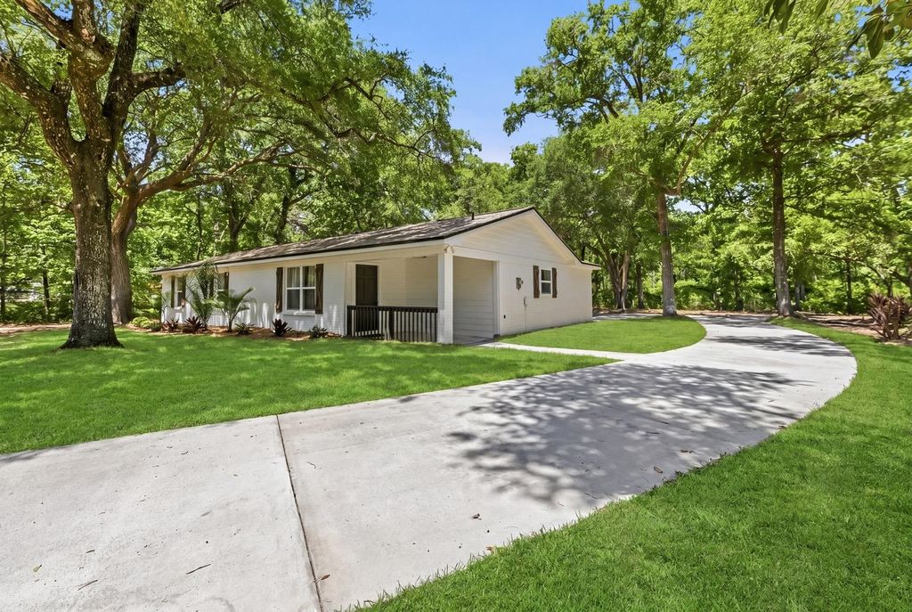 Photo of 96 MILL CREEK Road, Crawfordville, FL 32327 (MLS # 399111)