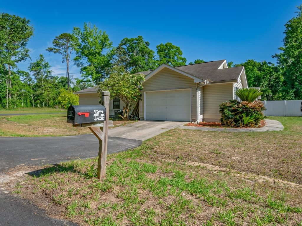 Photo of 81 Sarsi Drive, Crawfordville, FL 32327 (MLS # 399486)