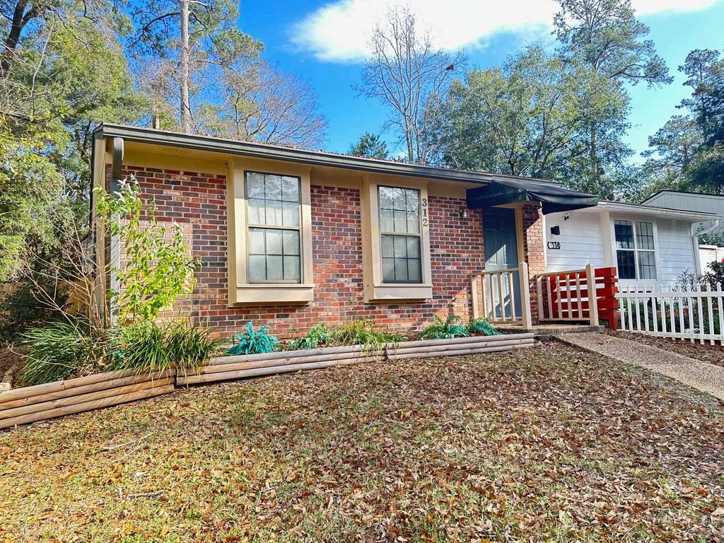 Photo of 312 Whetherbine East Way, Tallahassee, FL 32301 (MLS # 394534)