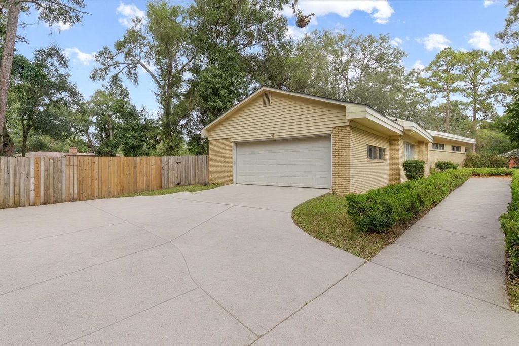 Photo of 2506 Sir Williams Street, Tallahassee, FL 32310 (MLS # 391905)